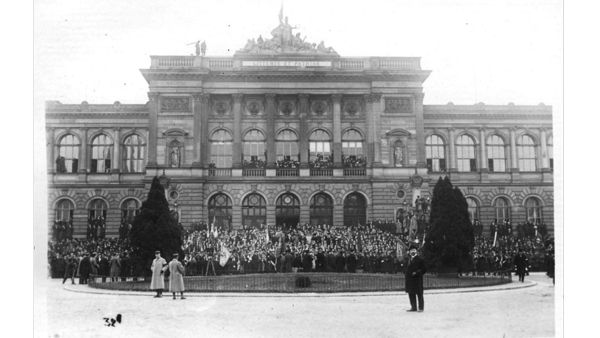 Fig. 1. Vue de la façade du Palais Universitaire, construit en 1884 par Otto Warth, lors de l’inauguration officielle de l’Université de Strasbourg (1919) (Archives de la Ville et de l’Eurométropole de Strasbourg, 1 FI 1 17).