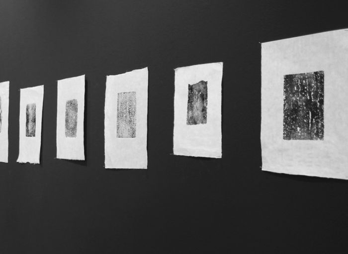 Sylvain Konyali,  Paul Vergonjeanne, 
Impressions de matière de pierre, 2019. Papier coréen Hanji 40/45 grammes, 
(tailles diverses) / Bloc calcaire.
