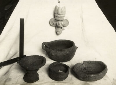 g. Poteries votives. Photographie classée au MuCEM, de la collection d’objets magico-religieux d’Adrien de Mortillet. N° d’identification : Ph. 2009.00.12.128