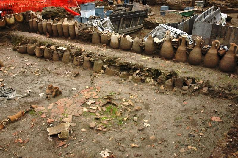 Nuovo Mercato Testaccio, settore NE, livelli primo-imperiali: muro di chiusura N degli ambienti di seconda fase, impostato sugli strati di colmata pertinenti a un precedente allineamento (foto Soprintendenza Speciale Archeologia Belle Arti e Paesaggio di Roma).