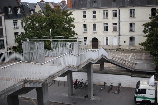 Fig. 2. La passerelle reliant l’université des Tanneurs au quartier du vieux-Tours (cliché Grand Celinien [G. A.] 2017).
