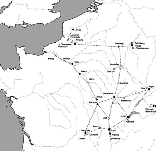 Carte de localisation et de mise en réseau des camps (en noir) 
et postes de surveillance (en blanc) militaires reconnus à ce jour 
en Gaule septentrionale et orientale, d’après Poux 2008 (note 6), fig. 75. 
