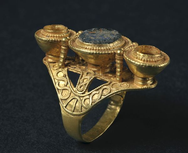  Gold ring discovered in the sepulchre 14, Saint Simeon Chapel, Jau-Dignac-et-Loirac. Excavation Isabelle Cartron and Dominique Castex, photography : Lysiane Gauthier, Mairie de Bordeaux.