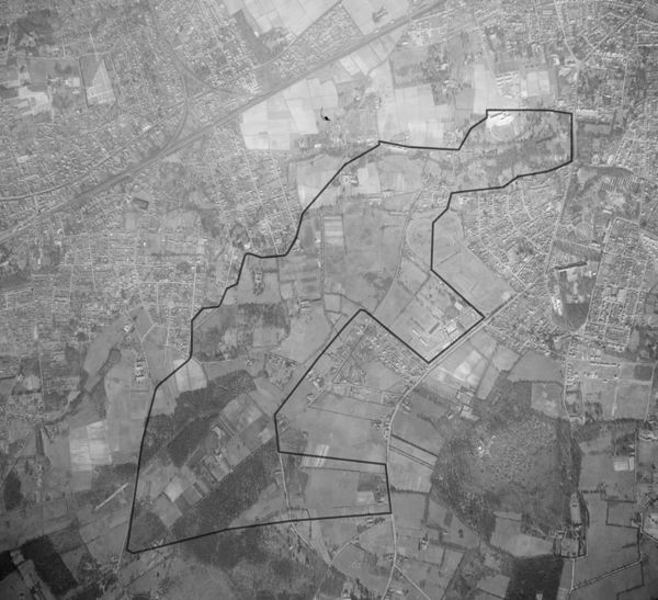 Fig. 1. La construction du campus en cours (périmètre en noir) comme extension urbaine, photographie aérienne de 1953 (IGN - Exposition BIC Box Montaigne).