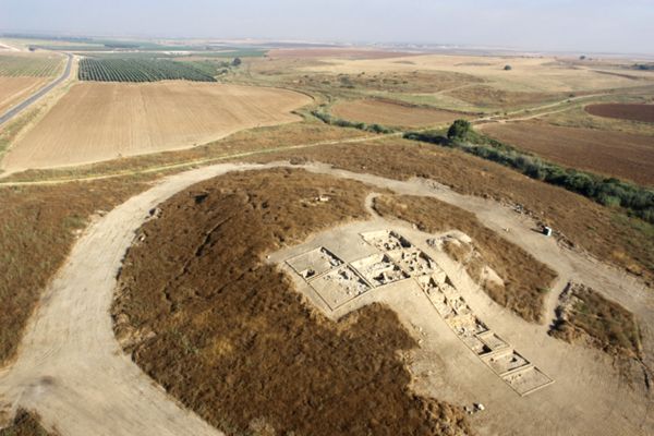 Aerial photograph from the east of Tel Zayit toward the coast (Sky View Air Photography, courtesy of R. E. Tappy, The Zeitah Excavations).