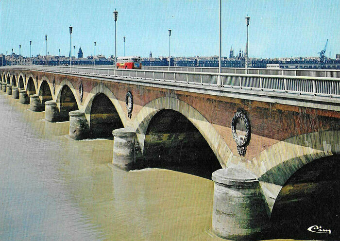 Bordeaux, le Pont de pierre, vers 1970 (collection particulière).
