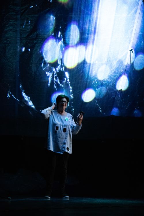 Sous le film dans la grotte de Pierre, Hélène, à l’aide d’une oreillette, répète les paroles d’un enregistrement de Julie Andrée durant une marche à Anticosti. Photo Annie Perron.