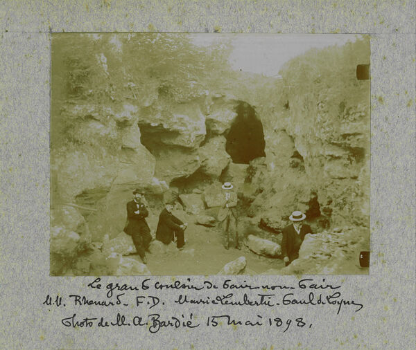 Photographie par A. Bardié le 15 mai 1898 de la grotte de Pair-non-Pair avec, de gauche à droite, Rhenard, F. Daleau, M. Lambertie et P. Deloynes. Fonds Daleau, Musée d’Aquitaine de Bordeaux.