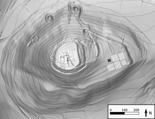 The Ipf. Building structures on the upper plateau (Oberburg) and the lower plateau (Unterburg), reconstructed basing on geomagnetic measurements and excavations. The small ditch structures on the Oberburg differ from those of the large rectangular structures – reaching up to 50 x 50 m – on the Unterburg. Basis: 3D-terrain model. Graphic B. Voss, Frankfurt.