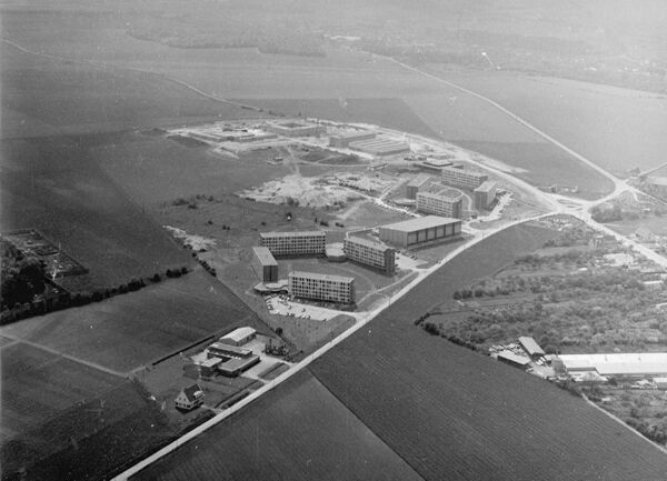 Fig. 3. L’amorce des travaux du campus du Thil en mai 1969 : les résidences et le restaurant universitaires du Bailly, la halle des sports ; au fond, l’IUT (Archives de l’UPJV).
