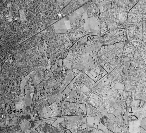 Fig. 5. Le territoire du campus en 1973 (périmètre en noir), l’urbanisation progressive des territoires voisins (comparaison avec la fig. 1, la photographie aérienne de 1953) (IGN - Exposition BIC Box Montaigne).