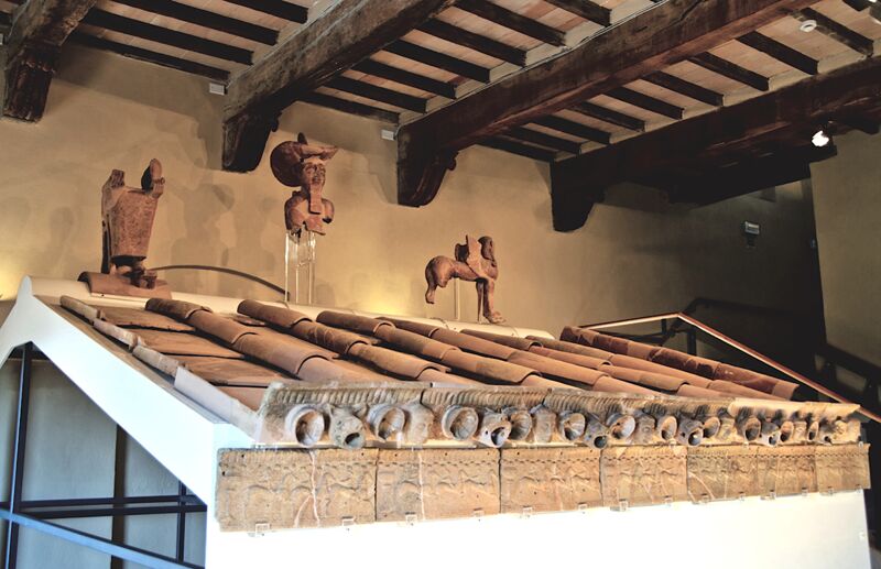 Poggio Civitate, Murlo. Reconstruction du toit du palais archaïque. D’après Tuck & Wallace 2013, fig. 3.