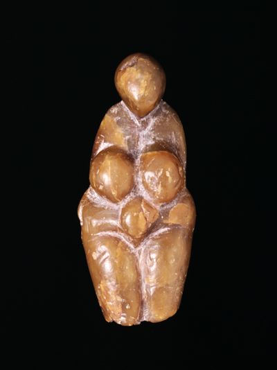 Statuette féminine dite “Vénus de Grimaldi”. Grottes des Balzi Rossi, Vintimille, Ligurie, Italie. Fouilles Louis Jullien (1883-1895). Gravettien moyen, vers -30 000 ans. Stéatite brune, sculpture en ronde-bosse, dim. : 4,7 x 2,0 x 1,2 cm. MAN (MAN 35 308). Cliché MAN, Loïc Hamon.