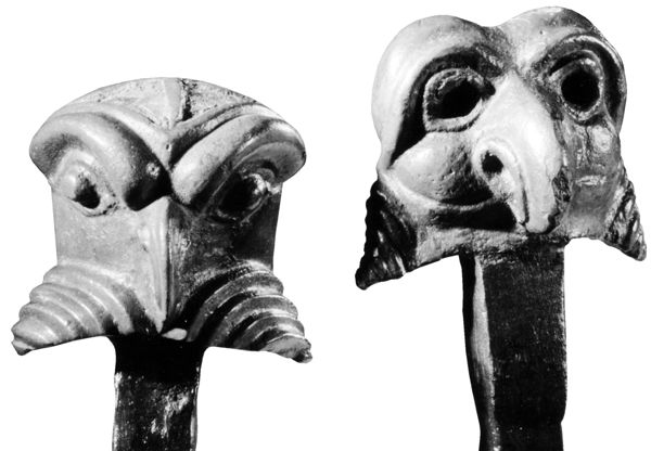  Manching, Ldkr. Pfaffenhofen. Detail of bronze and iron linch-pins with enamel inlay. W of both heads c.36 mm. Archäologische Staatssammlung, Munich (photo J. Bahlo).