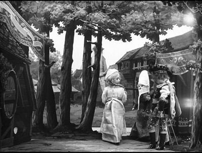 Décor bucolique, Marguerite est dos au  public, Faust sur le côté, la suit du regard.
