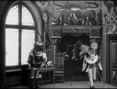 Faust et Méphistophélès courbés, dans un décor médieval.