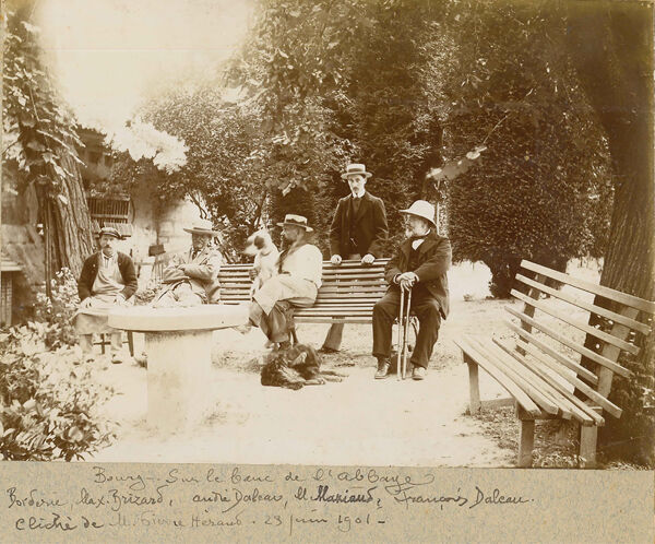 Photographie par Pierre Héraud, le 23 juin 1901, montrant, de gauche à droite, Borderie, M. Brizard, A. Daleau, M. Maziaud et F. Daleau, sur le banc de l’Abbaye à Bourg. Fonds Daleau, Musée d’Aquitaine de Bordeaux.