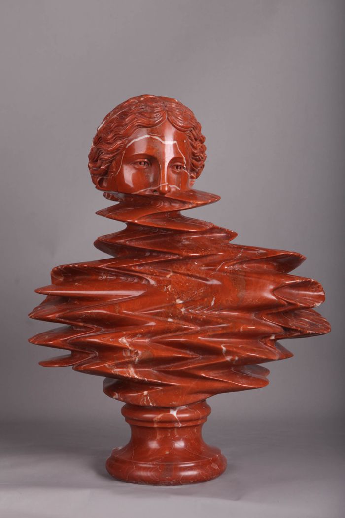 Léo Caillard, Venus Wave Red, 2022, marbre rouge de Sienne, H : 63 cm, Collection de l’artiste. © Avec l’aimable autorisation de l’artiste.