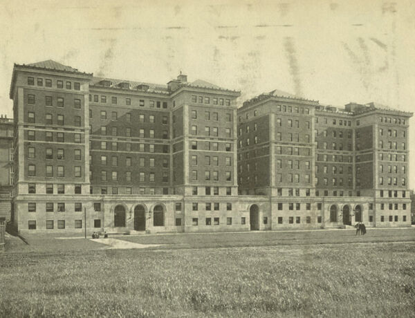 Fig. 9. Les pavillons des chambres de l’université de Columbia à New York, vers 1910 (coll. part.).