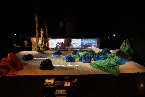 Nos scènes maritimes, 
à quatre acteurs, manipulation sonore de la bâche de 18 mètres de long. 
Photo Annie Perron.