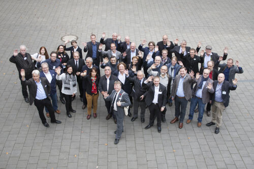 Participants au premier congrès en vue de la candidature, 
tenu en 2017 à Mungsten, Solingen, Allemagne (photo officielle de l’organisation du congrès).
