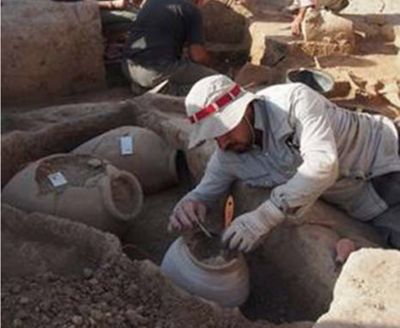 Vessel containing cuneiform clay tablets in situ - Bassetki, Iraqi Kurdistan, 2017 (©Peter Pfälzner).