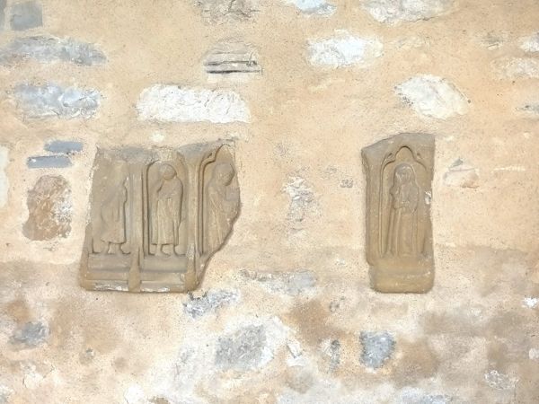  “Fragments d’un bas-relief dans la galerie méridionale du cloître de la cathédrale de Bayonne, XIIIe siècle (cliché : Maëlle Métais).