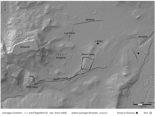 Ouvrages césariens et autres vestiges fossoyés liés au siège de 52 av. n. è. (dessin Y. Deberge, sur fond de carte du CRAIG).