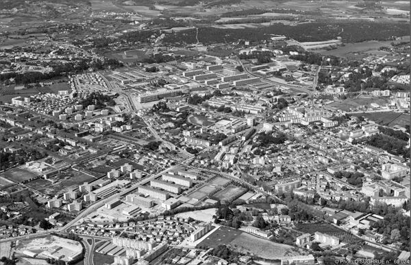 Fig. 2. L’université gagne le nord du territoire communal. Vue aérienne oblique de 1969, depuis le sud-ouest. Avec l’aimable autorisation de Claude O’Sughrue (photo Claude O’Sughrue n° 69 024).