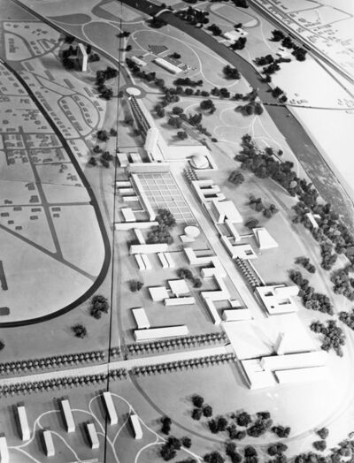 Fig. 6. Photographie de la maquette de l’ensemble universitaire, technique et sportif de Mulhouse, réalisée par Claude Harang. Détail sur le centre universitaire conçu par François Spoerry et René Rotter (AMM, 2 Fi 8388, s.d. [vers 1960]).