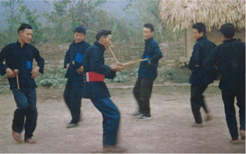 Population lolo, la danse des singes.