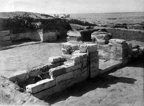 Vue de l’entrée du «bêma» et de l’abside, une fois dégagées 
(photo d’archives, IFAO).
