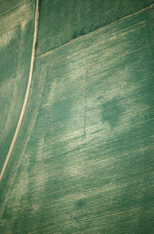  Vue aérienne de l’enceinte à fossé double (ferme indigène) de “la Vallée de Favray” à Saint-Martin-sur-Nohain.