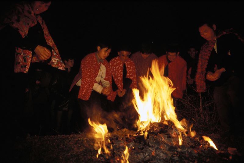 Achever le nuo : jupes transformées en capes
(photo © Zeng Nian 曾年).
