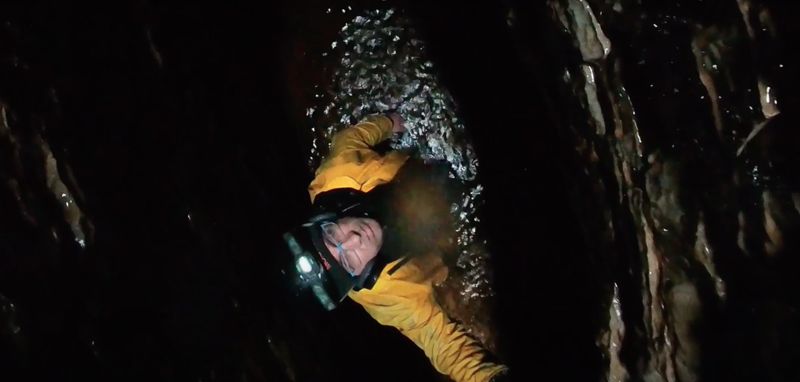 Pierre Tremblay-Thériault explore dans la grotte avec son équipement. 
Capture d’écran de vidéo de Pierre Tremblay-Thériault.