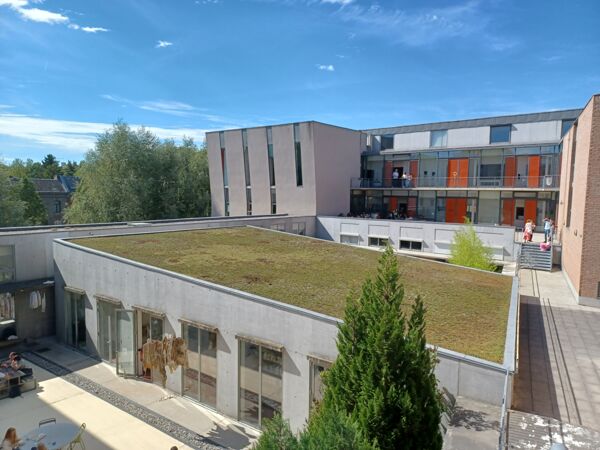 Fig. 10. Bruno Gaudin, faculté d’Arts et ESAD (1998-2003) avec la bibliothèque universitaire au centre, en 2023 (cliché Simon Texier).