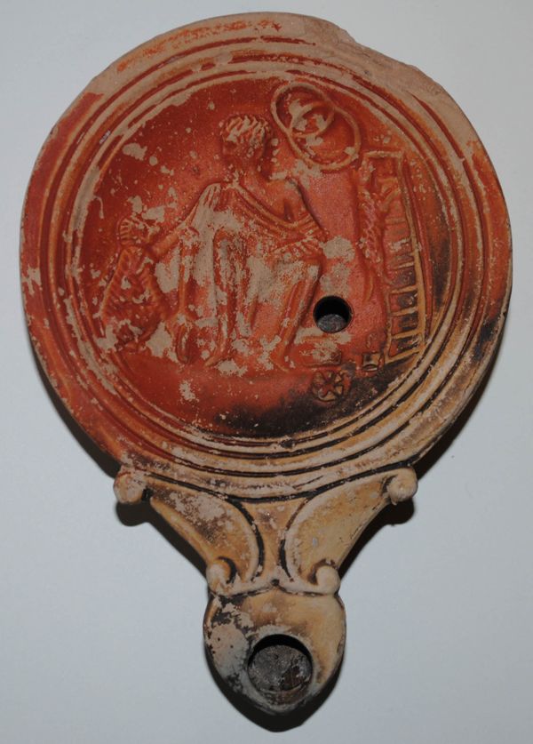 Lampe à huile romaine, datant du Ier p.C., découverte à Sernhac (Gard).