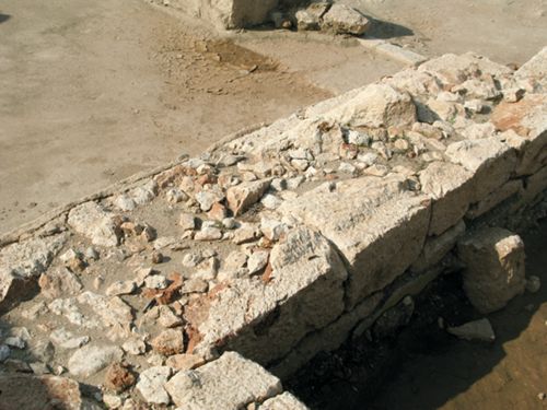 Fig. 4. Terrasse 2. Mur d’époque hadrianique (Mission archéologique de Xanthos-Létôon).