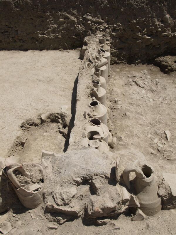 Nuovo Mercato Testaccio, settore NE, livelli primo-imperiali: 
ambiente di seconda fase (amb. 1), anfore Dressel 1 e rivestimento a intonaco 
(foto Soprintendenza Speciale Archeologia Belle Arti e Paesaggio di Roma).