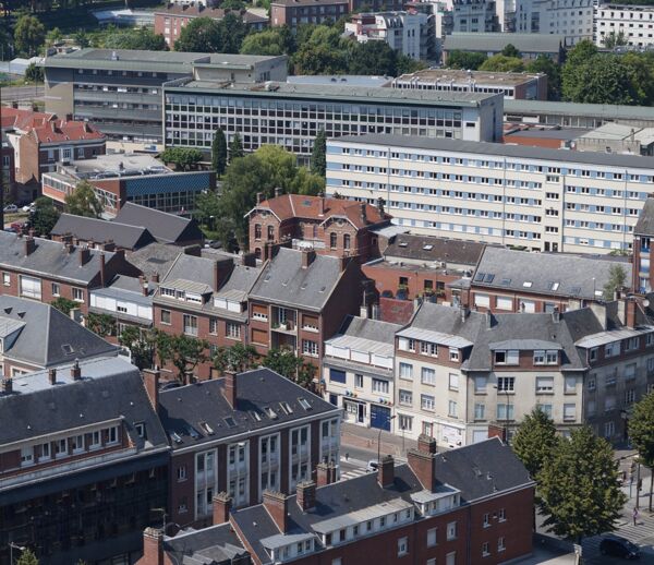Fig. 2. Les premiers bâtiments de la faculté des Sciences et le restaurant universitaire de la Veillière (Pierre Herdebaut, 1962) dans le quartier Saint-Leu, 2013 (cliché Simon Texier).