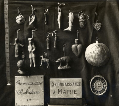 f. Objets divers et pendentifs. Photographie classée au MuCEM de la collection d’objets magico-religieux d’Adrien de Mortillet