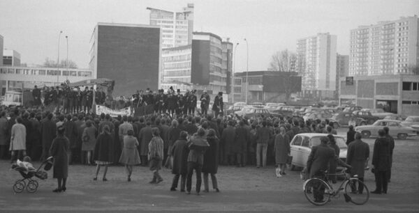 Fig. 11. Manifestation étudiante sur le campus universitaire de l’Esplanade, Strasbourg (4 mai 1968) (Coll. part. F. Laroche. Au fond, on aperçoit la faculté de droit et la tour de chimie).