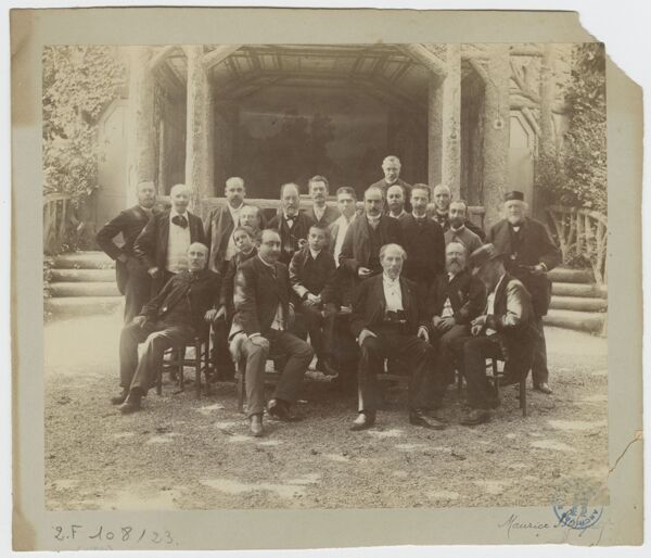 Bucquet, M. (1890) : Les membres de la Commission des Antiquités et des Arts lors de leur excursion à Andrésy, tirage photographique sur papier albuminé, montage sur carton 19 x 23 cm par l’auteur. Sont présents : MM. Laurent, président ; Agnès, Bart, Bournon, Coüard-Luys, Depoin, Dufour, Dutilleux, Duval, Fourdrignier, Gavin, Guégan, Hennet, Léonardon, Roussel, membres de la commission ; MM. Bucquet, Ottenheim, Bouvet, capitaine Fourtier et de la Villestreux, membres de la société versaillaise de photographie. AD 78, fonds de la CAASO, 2F 108/23.