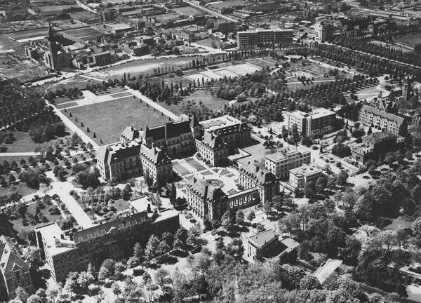 Fig. 7. Vue aérienne de la CIUP, en arrière-plan à droite la maison des élèves ingénieurs arts et métiers en cours de construction, c. 1948-1950 (Centre du Patrimoine de la CIUP. Conseil régional d’Île-de-France, service Patrimoines et Inventaire, 2009, Philippe Ayrault).