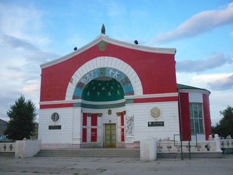 Le fronton du théâtre de Hovd, Hovd, 2010 © R. Blanchier.
